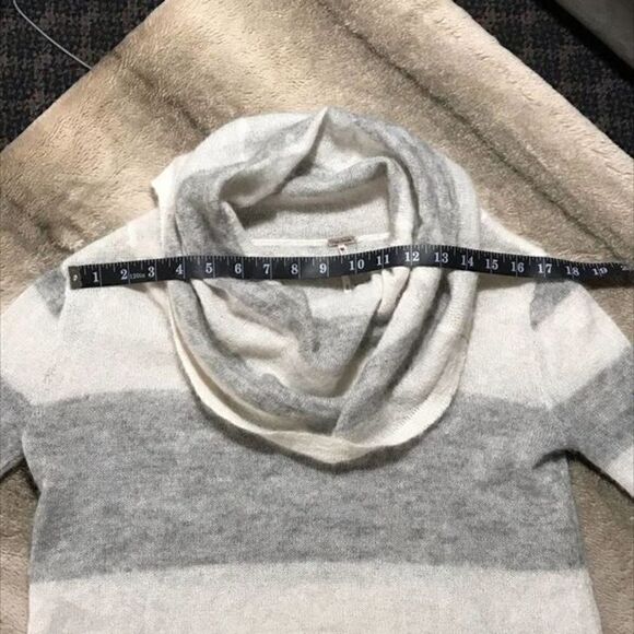 FREE PEOPLE Alpaca Sweater. Soft. Small. White and Grey. - Picture 9 of 9